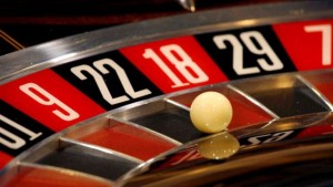 Scherza col cliente del casinò: viene denunciato per truffa
