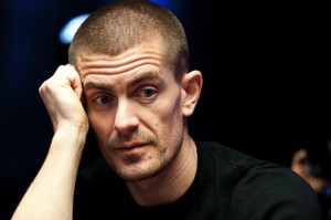 'Gus Hansen vince milioni nelle partite di poker cinese'