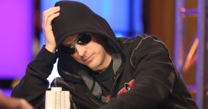 Phil Laak uno snapfold da applausi con fullhouse contro Johnny Chan (VIDEO)