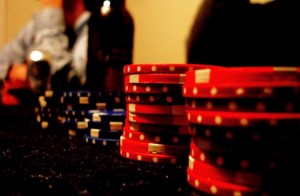 Poker live: interrotto home game a Messina con €4.500 sul tavolo, i Carabinieri fermano 11 gamblers