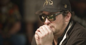 Phil Hellmuth: l'asma lo tormenta, salta il Main Event?
