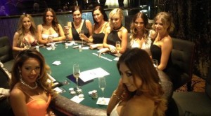 Sam Trickett benefattore: paga il buy-in a nove modelle!