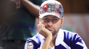 Chiama il clock su Negreanu dopo appena 15 secondi ma la paga cara...