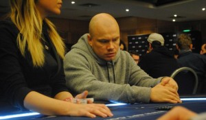 Ziigmund si presenta con una borsa di chips e si gioca tutto in un colpo a Portomaso. Stanotte 200€/400€ NLHE con Haxton e Kyllönen
