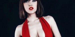 La Casa degli Assi inizia stasera su Italia 1, svelati i primi nomi con Romina D’Agostino ed altre sexy concorrenti (foto)
