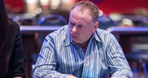 Questione di priorità: Paul Newey abbandona il torneo e si fionda al cash game