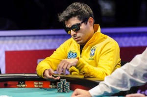 Due piccole donkbet e Kawauti folda colore al Day 6 del Main Event WSOP