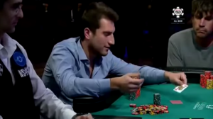Federico Butteroni show al Day 4: prima il bluff con le carte, poi a parole! (VIDEO)