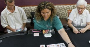 Heather Schneck, l'unica poker dealer al mondo con un braccio solo