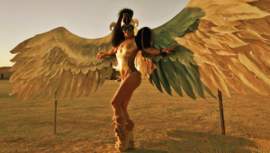 Liv Boeree delusa dal Burning Man, lancia una petizione: "Salviamolo..." La gallery con foto inedite