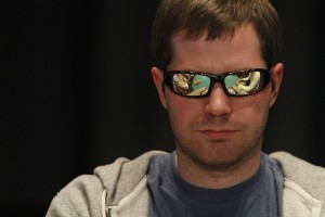 Jonathan Little, call o fold con bottom set su questo board?