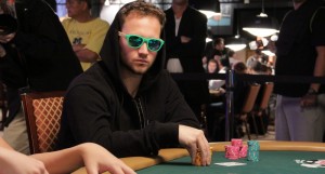 Calvin Anderson analizza una mano contro un "fish" al Main Event PCA