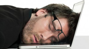 Come addormentarsi durante il tavolo finale di un torneo online e vivere felici