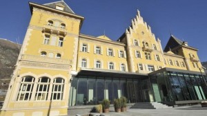 Vince 30.000€ al Casinò di Saint Vincent, ma distrugge la suite del Billia ed accusa 2 prostitute di furto...