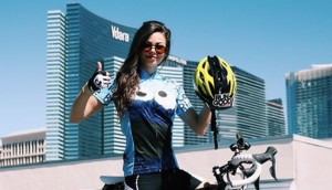 Samantha Abernathy vince la prop bet in bici da 10.000$, Dan Bilzerian paga felice...