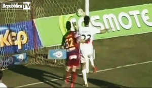 Partite truccate: il video dell'attaccante che salva sulla riga il suo goal! I match segnalati dalla gola profonda