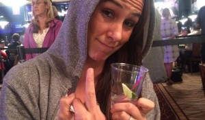 Uomo regala il Main Event WSOP alla moglie: lei non sa giocare, non ne ha voglia e fa di tutto per uscire...