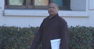 Giocava a blackjack coi soldi del tempio: monaco buddista condannato a 30 mesi di carcere e multa di 250k