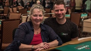 Jonathan Little gioca l'evento WSOP a squadre con i genitori, papà scoppia poker con scala colore