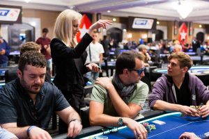 EPT Barcellona: lo scoppio subito da Musta, la lite tra i tedeschi e il ritorno di Piqué