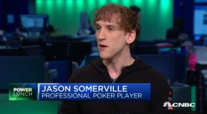 Jason Somerville difende il poker online sulla CNBC, ma il suo look è imbarazzante