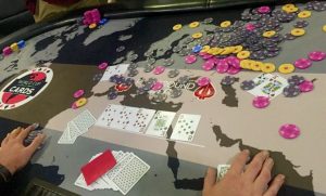 Poker tilt: perde con A-A contro K-K, lancia lo stack sul tavolo e abbandona il torneo