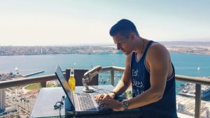 Joe Ingram: "4 motivi per cui dovresti preferire i tavoli normali allo Zoom Poker"