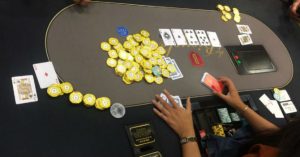 "Hai solo due bui, arrangiati": eliminato in bolla, vince $125.000 grazie a una bad beat!
