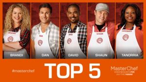 David Williams in tilt, lancia una bottiglia di champagne ma si salva: è 5 left in Masterchef USA!