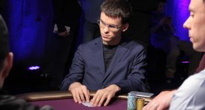 Show di Trueteller nel NLH high stakes: smaschera il bluff di Holz e vince mega pot