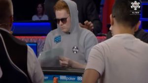 Jason McConnon ammonito al Main Event: consultava dei fogli durante una mano