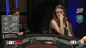 Samantha Abernathy, che bulla: super bluff in all-in per $22.000, Cate Hall folda K-K!