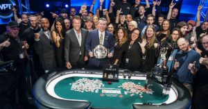Mike Sexton infinito! A 69 anni vince il suo primo World Poker Tour per $317.896