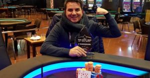 Campione: Adinolfo shippa The Dark Side. A 'Nerowolf' il jackpot con Scala Reale