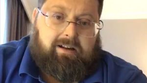 Mario Adinolfi mostra il bluff con 72 e fa il gesto di Tarzan, ma poi perde il 90% dello stack in un livello