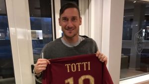 Anche Francesco Totti per i terremotati di Capricchia: all'asta la sua maglia autografata dell'ultimo derby!