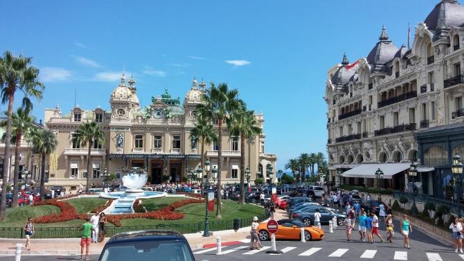 La celebre piazza con il Casinò di Montecarlo