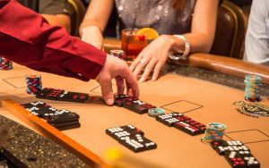 Dealer "trucca" partita e fa perdere $26.000 al casinò