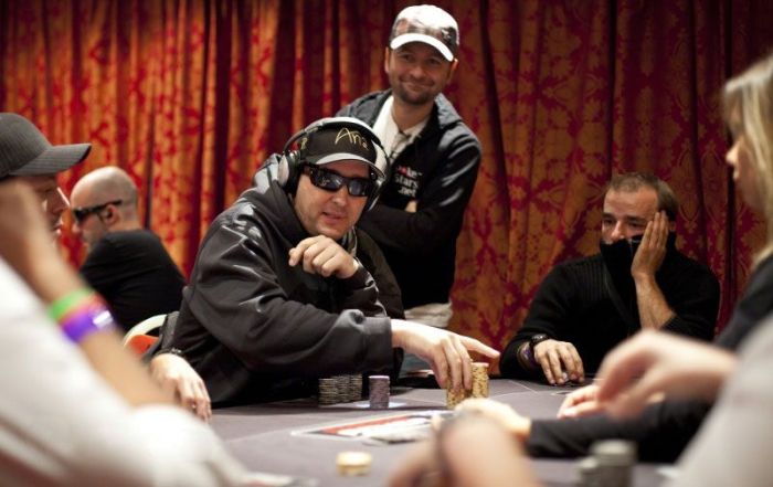 Daniel Negreanu osserva l'amico Phil Hellmuth in azione hellmuth-negreanu-action