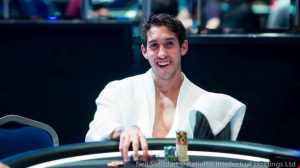 Dan Colman perde una prop bet con Dario Sammartino e si presenta al 100k di Monte Carlo in accappatoio!