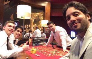 Casinò: quanto guadagna un croupier? E' possibile trovare impiego in Italia o all'estero?