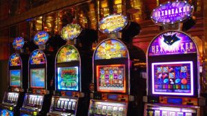 Vince $100.000 alle slot ma incassa zero: l'amica che aveva premuto il pulsante scappa col bottino