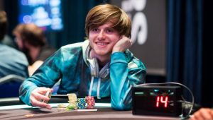 Charlie Carrel analizza un all-in in bluff su David Peters in un high roller da €100.000