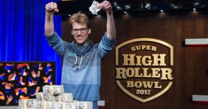 Christoph Vogelsang analizza una mano chiave contro Justin Bonomo nel Super High Roller Bowl