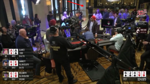 Phil Hellmuth floppa top set con 66 vs AA e KK, poi splitta e impazzisce