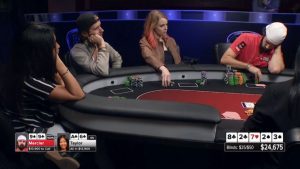 La giocatrice Esther Taylor prova il bluff in all-in su Jason Mercier, perde pot da $38.575