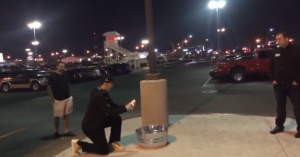 Phil Hellmuth fa la macumba: brucia le sue scarpe d'oro filmato da Daniel Negreanu!