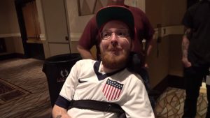 Daniel Negreanu cuore d'oro: paga il buy-in del Main Event a un ragazzo disabile, lui vola al Day 3!