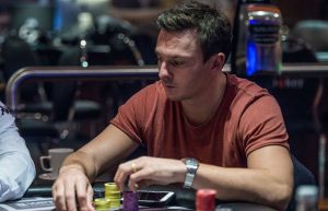 Triton Super High Roller HK$1.000.000: Trickett in forma a Budva, re-entry per Holz