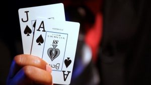 Blackjack: il leggendario Bryce Carlson capace di sopravvivere ad una bad run di 47 ore che dimezzò il suo roll
